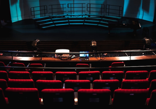 Rijen met rode stoelen in een theater