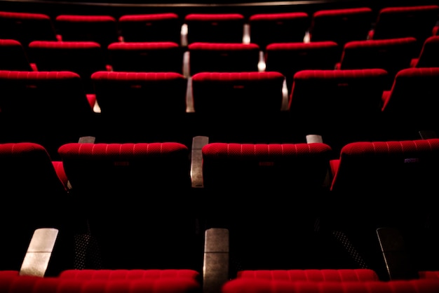 Gratis foto rijen rode stoelen in een theater