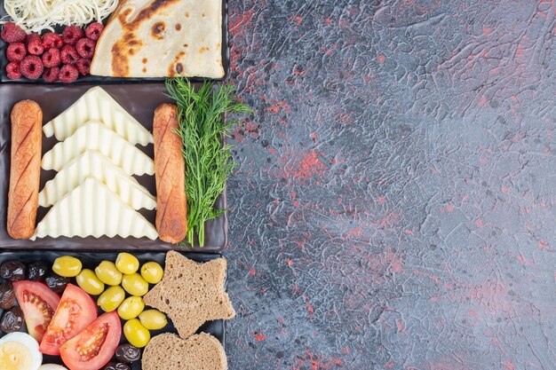 Rijke ontbijttafel met verschillende ingrediënten.