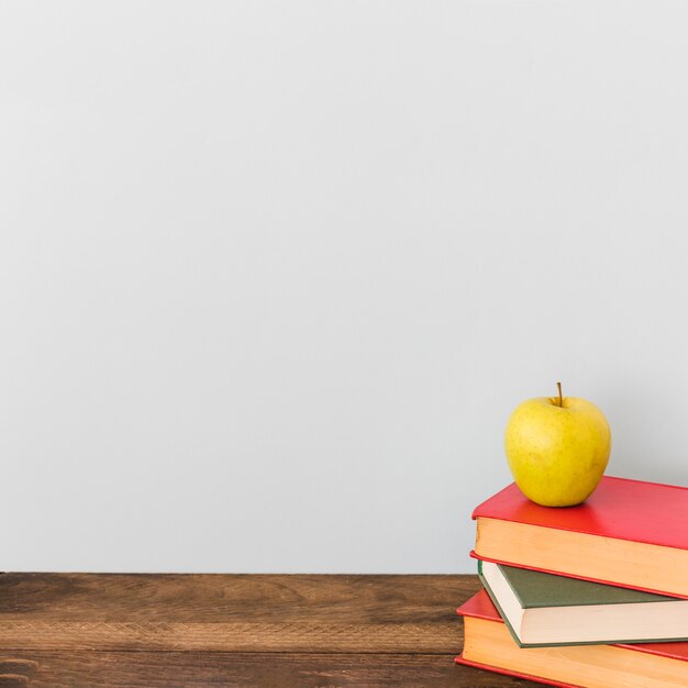 Rijpe appel op stapel boeken