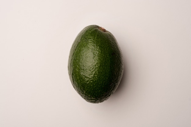 Rijpe avocado die over wit wordt geïsoleerd