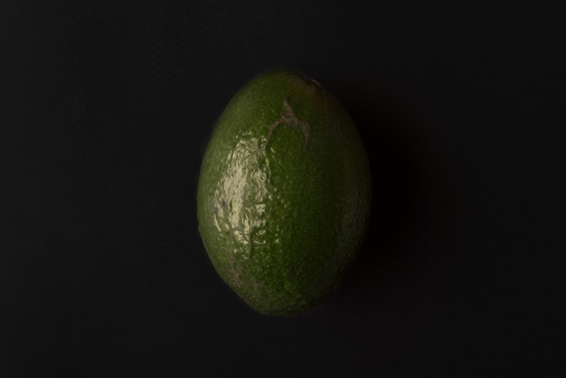 Rijpe avocado die over zwarte wordt geïsoleerd