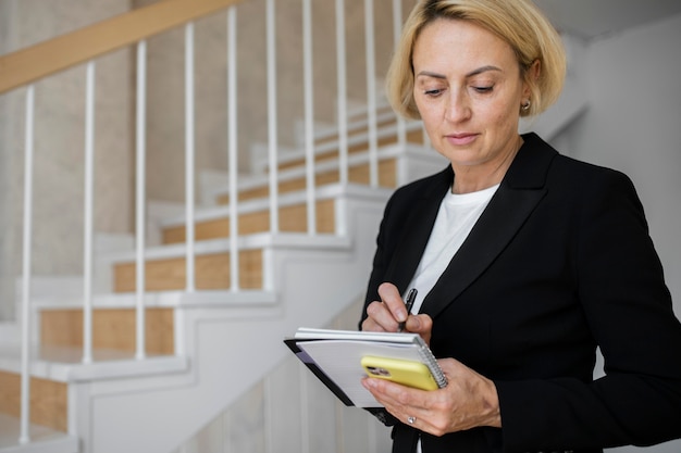 Rijpe blonde zakenvrouw op het werk