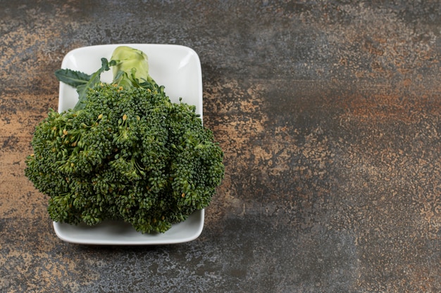 Gratis foto rijpe broccoli in de kom op het marmeren oppervlak