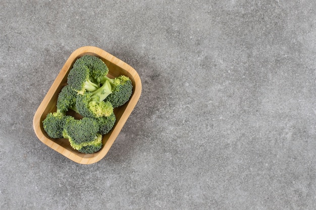 Rijpe broccoli op een bord, op de marmeren tafel.