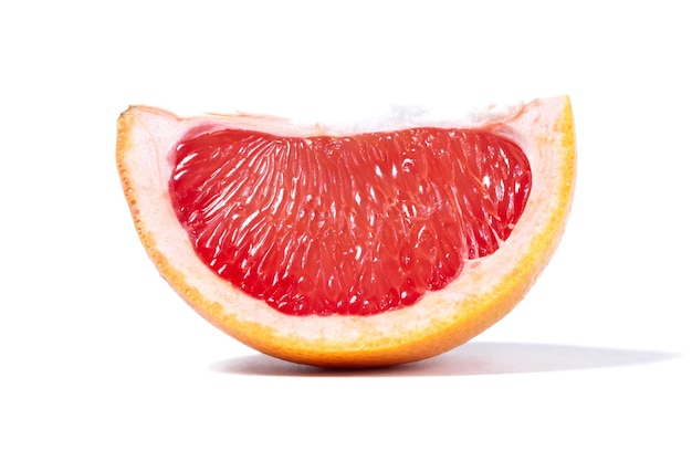 Rijpe grapefruit en zijn plakjes geïsoleerd op een witte achtergrond