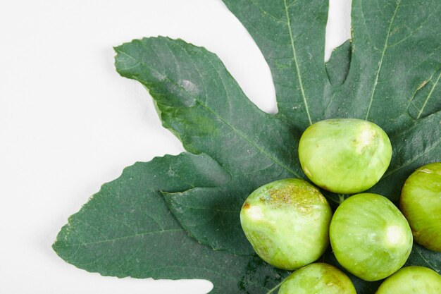 Rijpe groene vijgen op de bladeren. Detailopname. Hoge kwaliteit foto