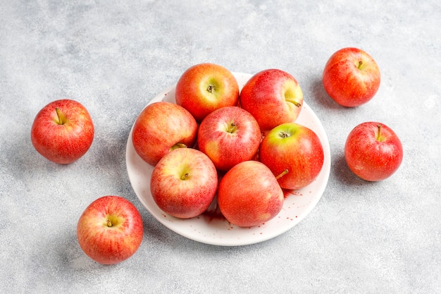 Rijpe heerlijke biologische rode appels.