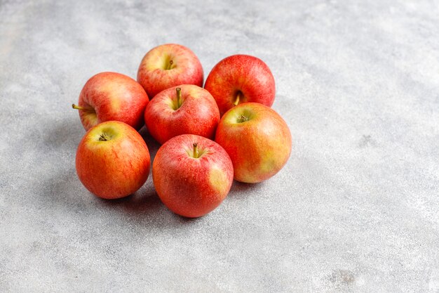 Rijpe heerlijke biologische rode appels.