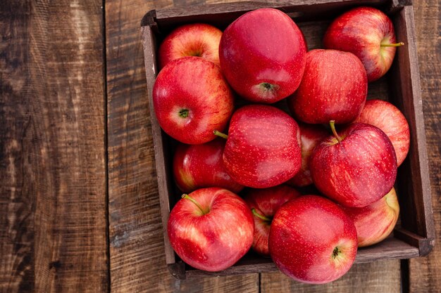 Rijpe rode appels in houten kist. bovenaanzicht met ruimte voor uw tekst.