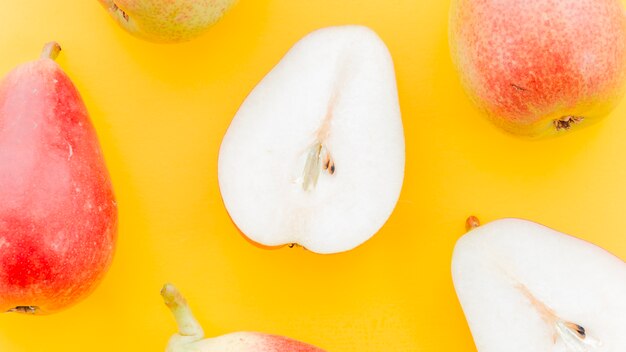 Rijpe rode peren met zaden