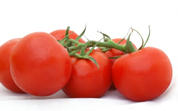 Rijpe tomaten op de wijnstok