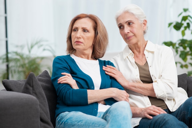 Rijpe vrouw boos op haar vriend