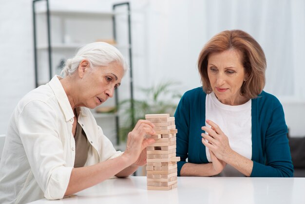 Rijpe vrouw die een spel samen speelt