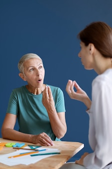 Rijpe vrouw doet een ergotherapiesessie met een psycholoog
