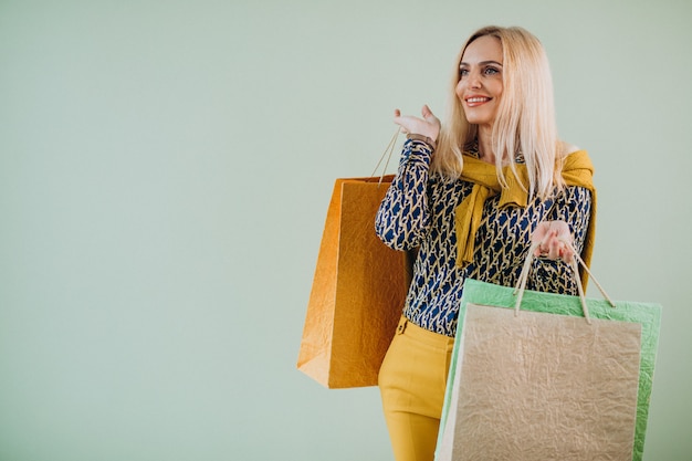 Rijpe vrouw met boodschappentassen