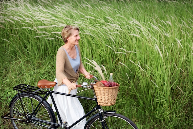 Rijpe vrouw met een fiets