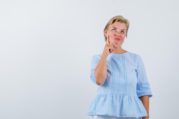 Rijpe vrouw poseren in de studio