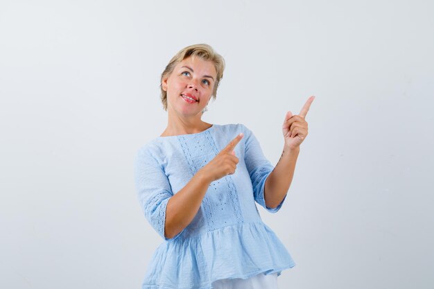 Rijpe vrouw poseren in de studio