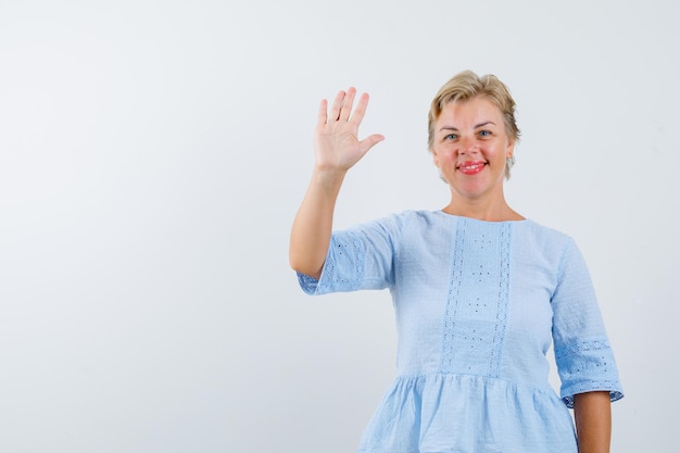 Rijpe vrouw poseren in de studio