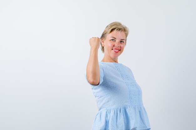 Rijpe vrouw poseren in de studio