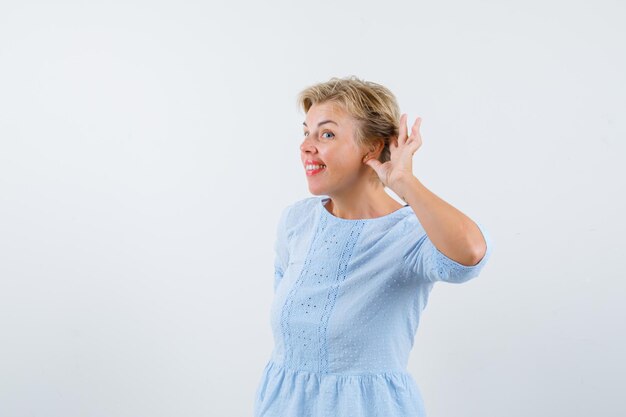 Rijpe vrouw poseren in de studio