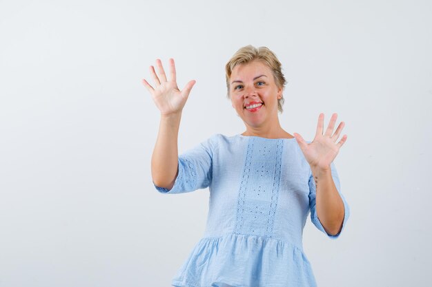 Rijpe vrouw poseren in de studio