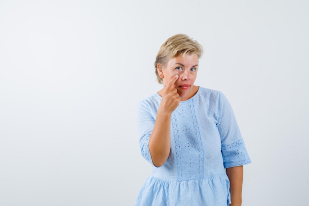 Gratis foto rijpe vrouw poseren in de studio