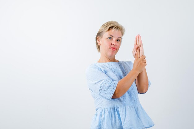 Rijpe vrouw poseren in de studio