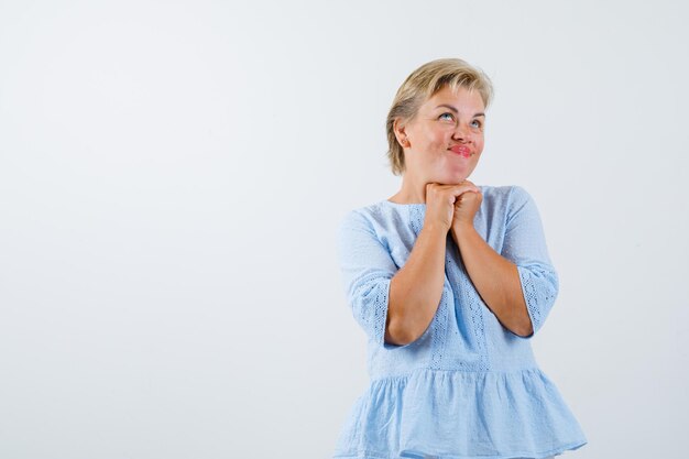 Rijpe vrouw poseren in de studio