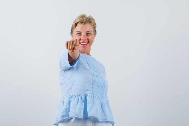 Rijpe vrouw poseren in de studio