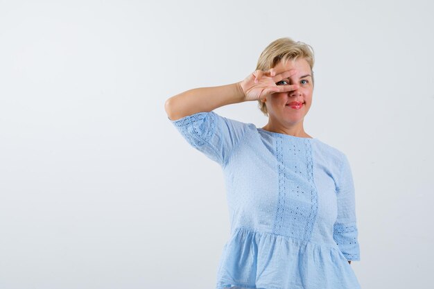 Rijpe vrouw poseren in de studio