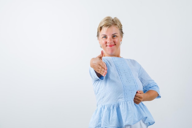 Rijpe vrouw poseren in de studio