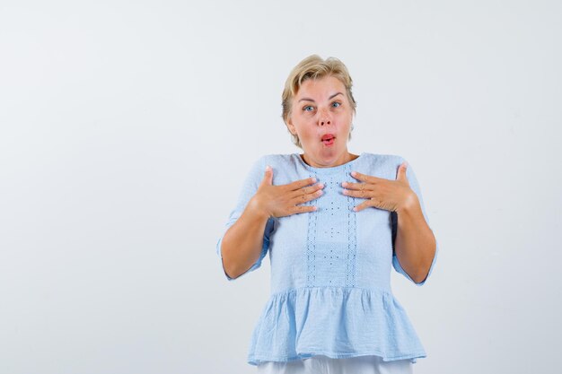 Rijpe vrouw poseren in de studio