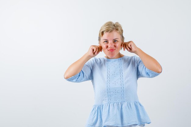 Rijpe vrouw poseren in de studio