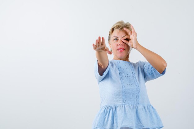 Rijpe vrouw poseren in de studio