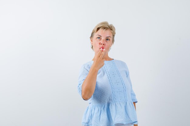 Rijpe vrouw poseren in de studio