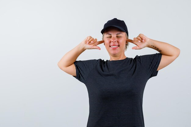 Rijpe vrouw poseren in de studio