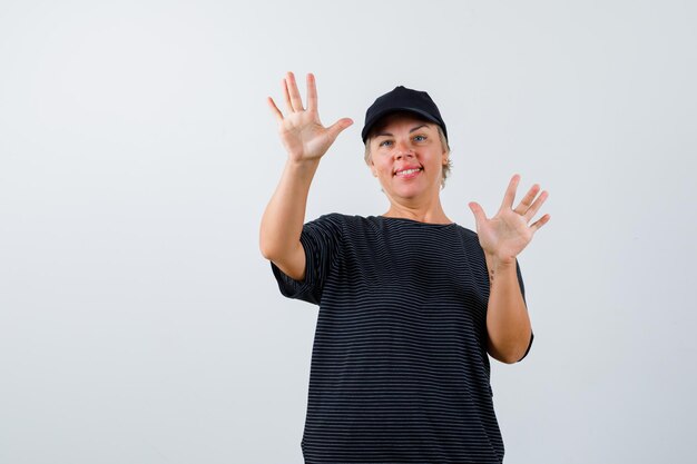 Rijpe vrouw poseren in de studio