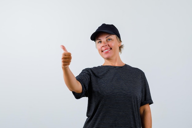 Rijpe vrouw poseren in de studio