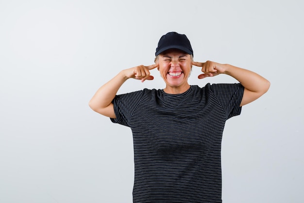 Rijpe vrouw poseren in de studio