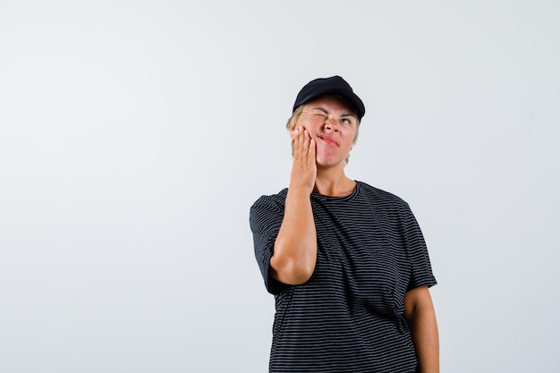 Rijpe vrouw poseren in de studio