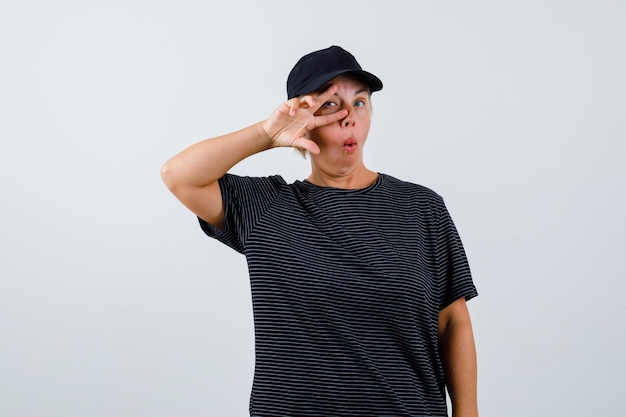 Rijpe vrouw poseren in de studio