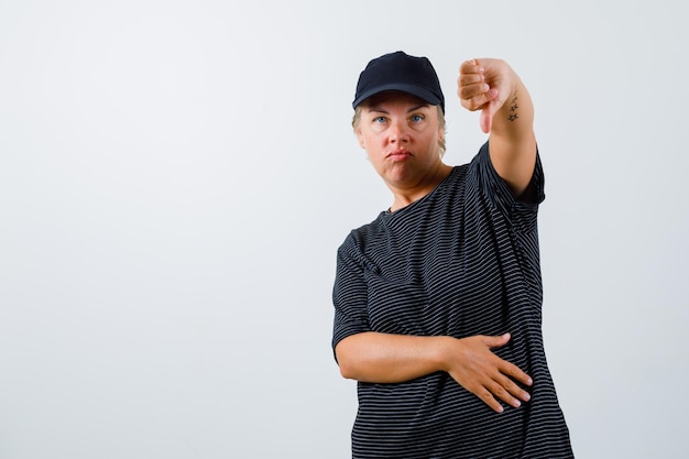 Rijpe vrouw poseren in de studio