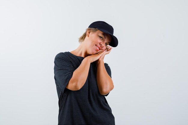 Rijpe vrouw poseren in de studio