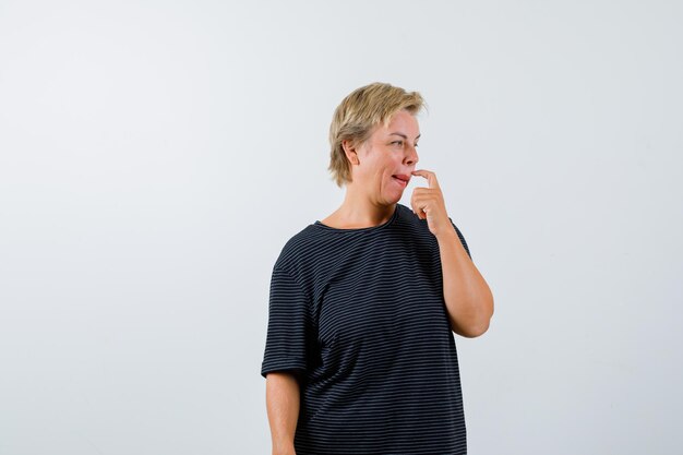 Rijpe vrouw poseren in de studio