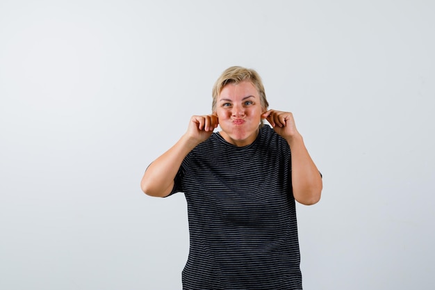 Rijpe vrouw poseren in de studio