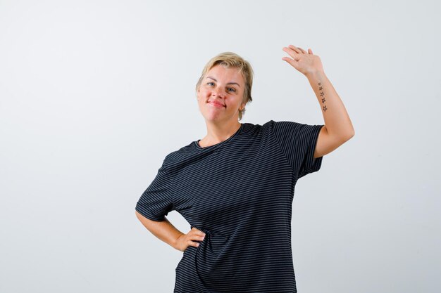 Rijpe vrouw poseren in de studio