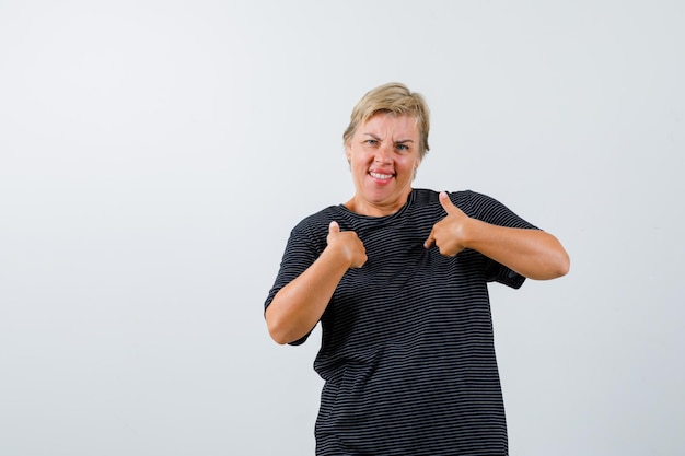 Rijpe vrouw poseren in de studio