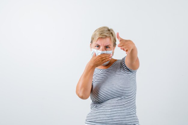 Rijpe vrouw poseren in de studio